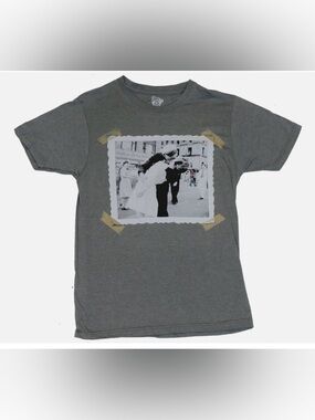 Wheres Waldo Mens T-Shirt - Vj Day Kiss Waldo Lurking in the Background
Imag